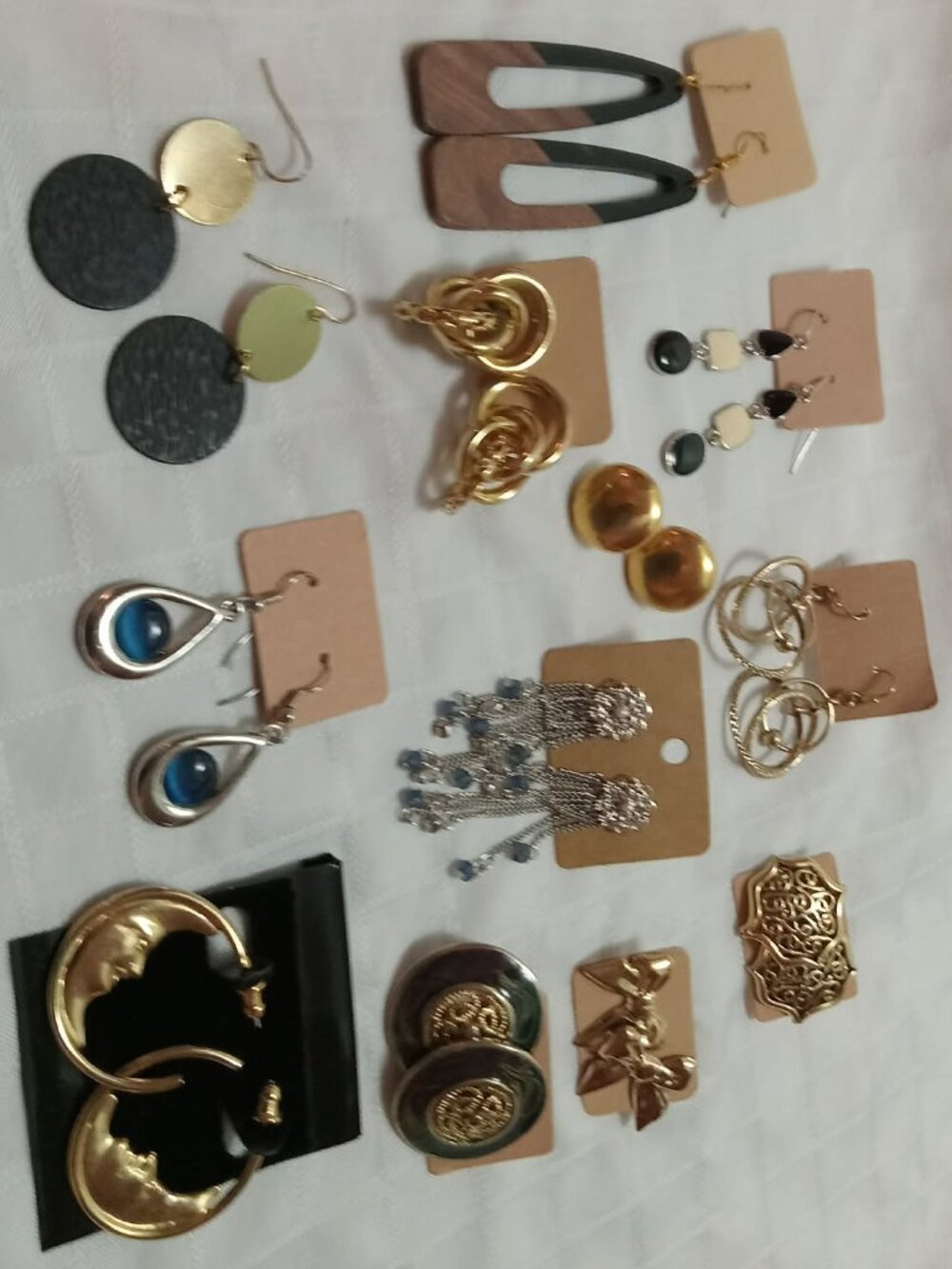 Selection of 12 magnificent stylized earrings